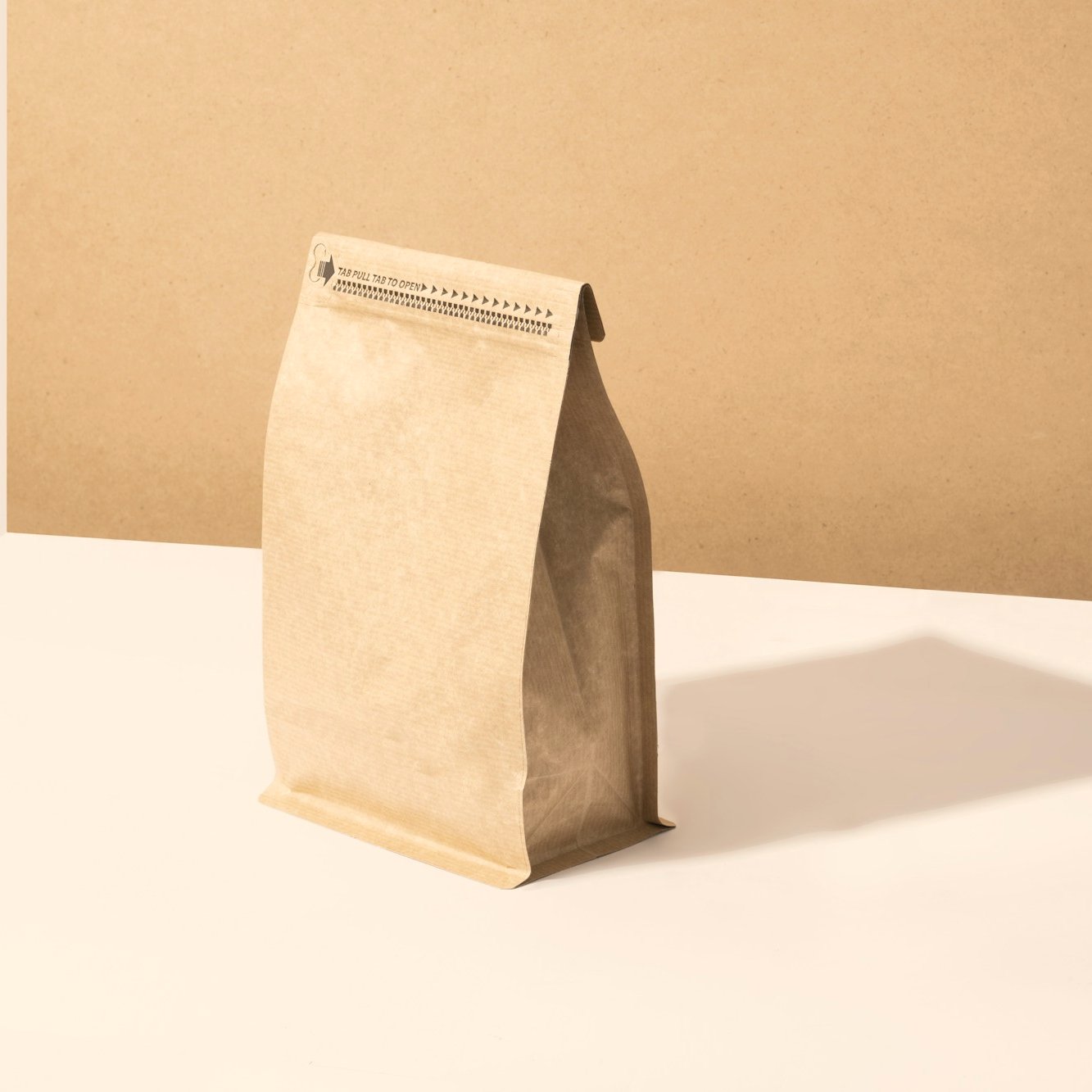 Bolsa de café kraft sobre una superficie clara